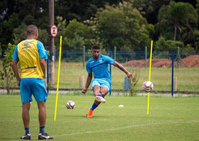 Centroavante Jonathan treina finalização: Avaí ganhou mais tempo para o clássico contra o Figueirense – Foto: André Palma Ribeiro/Avaí FC