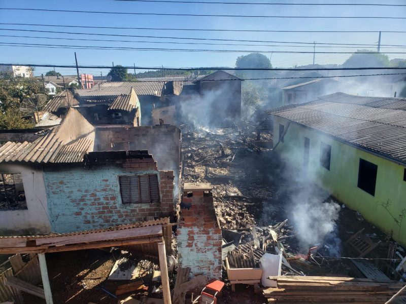 Oito casas e uma igreja foram atingidas &#8211; Foto: Corpo de Bombeiros Militar/ND