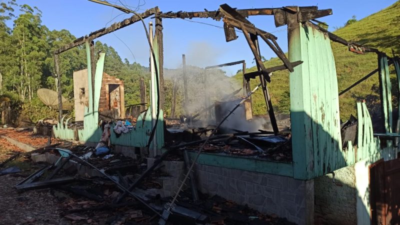 Inc&ecirc;ndio destruiu a casa localizada no bairro Tabo&atilde;o, em Rio do Sul – Foto: CBMSC/Divulga&ccedil;&atilde;o/ND
