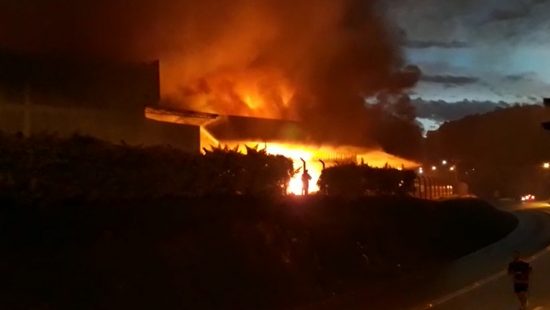 VÍDEO: Incêndio de grandes proporções atinge empresa têxtil em Brusque