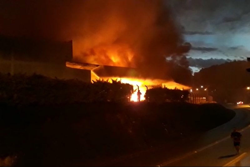Inc&ecirc;ndio de grandes propor&ccedil;&otilde;es atinge empresa t&ecirc;xtil em Brusque – Foto: Redes Sociais/ND
