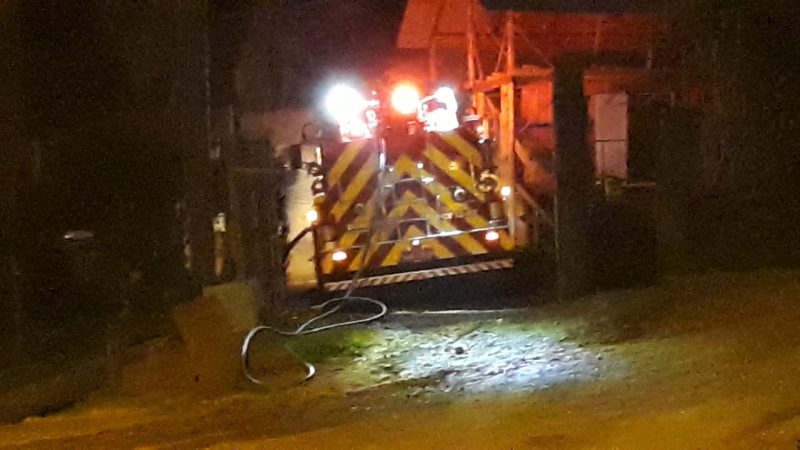 Empresa de móveis ficou completamente destruída durante incêndio no interior de Arabutã – Foto: Bombeiros Voluntários de Arabutã/Divulgação