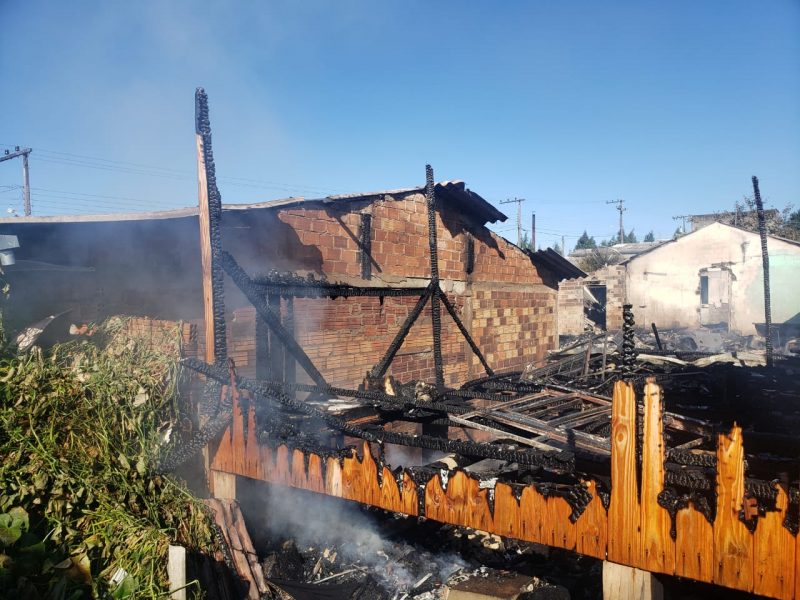 Casas foram totalmente queimadas no local &#8211; Foto: Corpo de Bombeiros Militar/ND