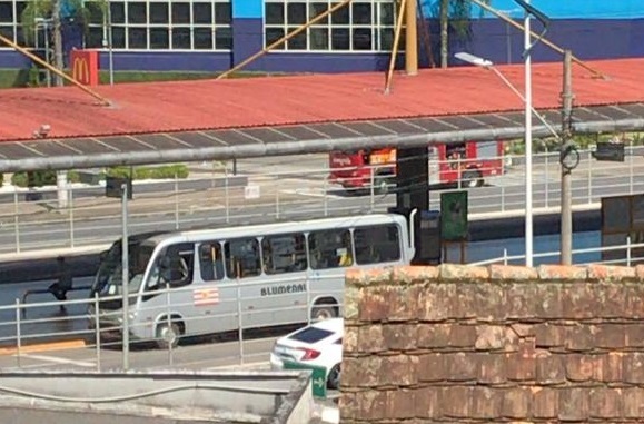 Moradores da regi&atilde;o registraram a a&ccedil;&atilde;o dos bombeiros – Foto: Luziana Schmitt/Arquivo pessoal