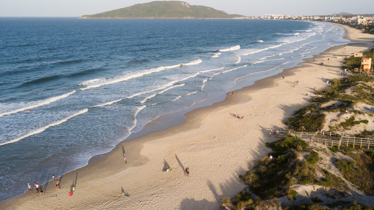 Dentre os atrativos turísticos da Capital salientam-se, além das magníficas praias, as localidades onde se instalaram as primeiras comunidades de imigrantes açorianos, como o Ribeirão da Ilha, a Lagoa da Conceição, Santo Antônio de Lisboa e o próprio centro histórico da cidade. - Cristiano Estrela/Divulgação/ND