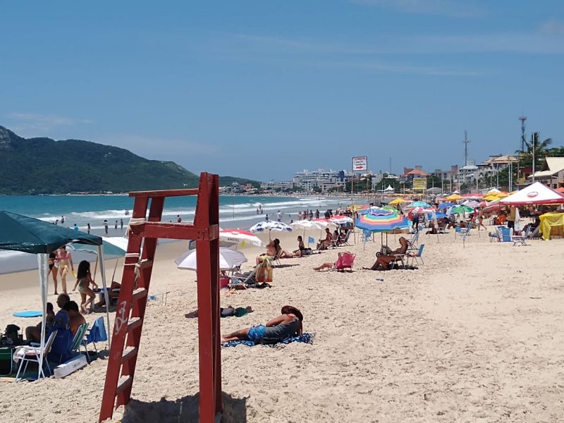 Maior parte das praias em Florian&oacute;polis est&atilde;o pr&oacute;prias para banho de mar – Foto: Bruna Stroisch/ND