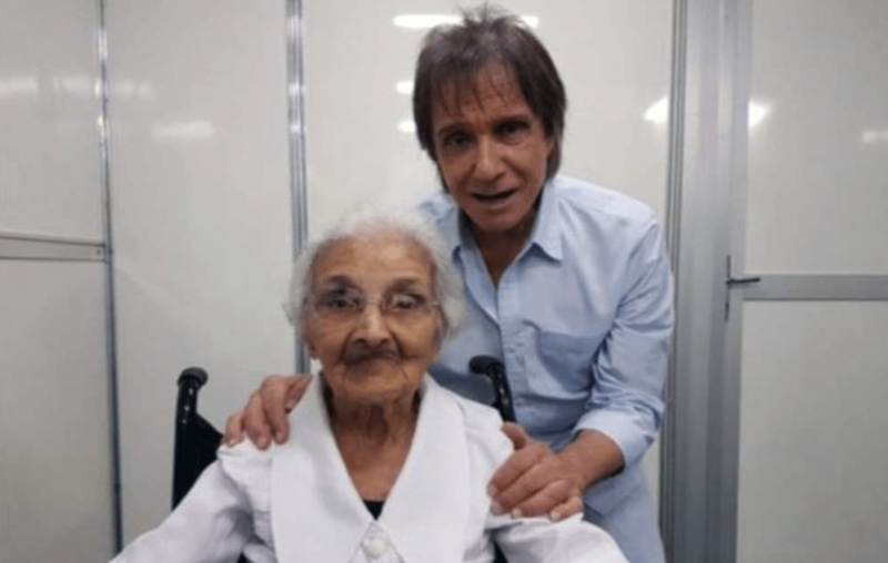 Irm&atilde; Fausta e o Rei Roberto Carlos em 2017, quando o artista fez show em Vila Velha – Foto: Reprodu&ccedil;&atilde;o Facebook