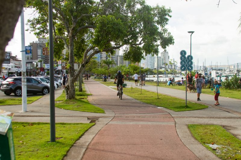 Algumas pessoas saíram para praticar esportes neste primeiro dia de lockdown em Itajaí – Foto: Almir Rodrigues/NDTV