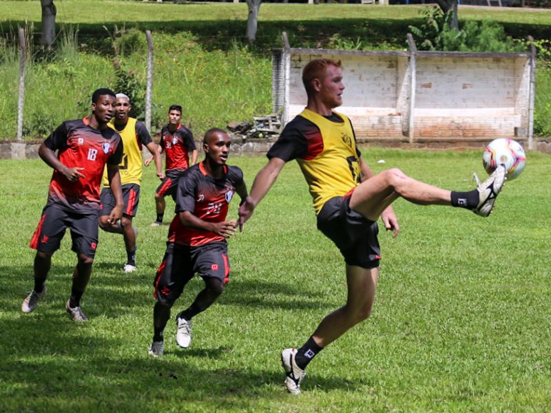 Charles volta ao time depois de sentir dores na coxa antes da semifinal – Foto: Vitor Forcellini/ND