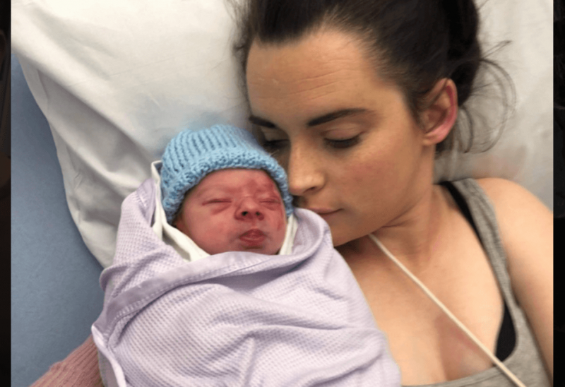 Jess Aldridge ainda na maternidade, com o rec&eacute;m-nascido – Foto: Reprodu&ccedil;&atilde;o