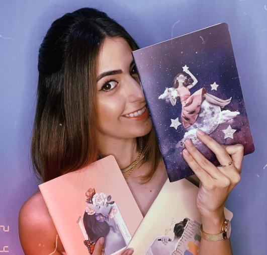 Julia também faz parte de um podcast – Foto: Arquivo Pessoal/Divulgação