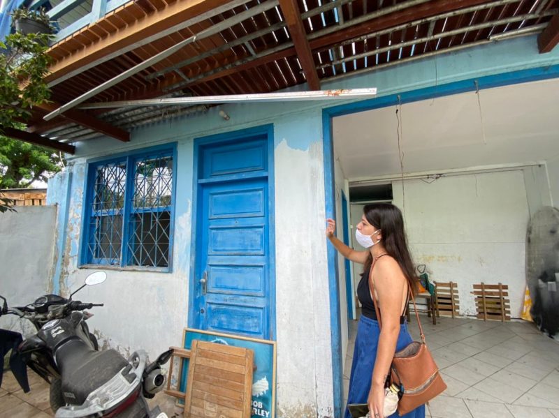 Amanda Nicolet mora h&aacute; 23 anos na servid&atilde;o Manoel Luiz Duarte e relata que as portas e janelas de sua casa ficaram danificadas – Foto: Maria Fernanda Salinet/ND