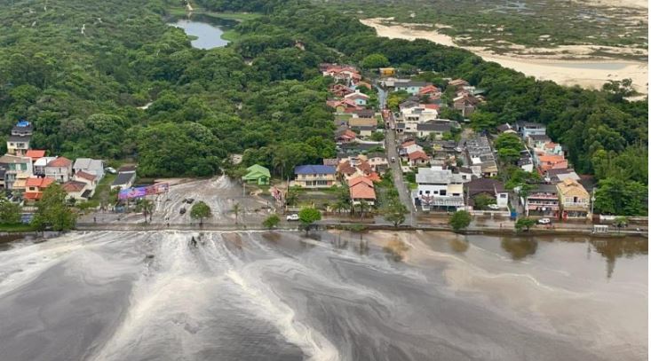 Desastre ambiental na Lagoa da Conceição aconteceu em janeiro de 2021 – Foto: Divulgação/CBMSC/ND