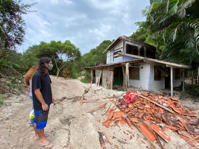 Rodrigo Albano, de 32 anos, olha para o que restou da casa em que morou por 17 anos na servid&atilde;o Manoel Luiz Duarte – Foto: Maria Fernanda Salinet/ND