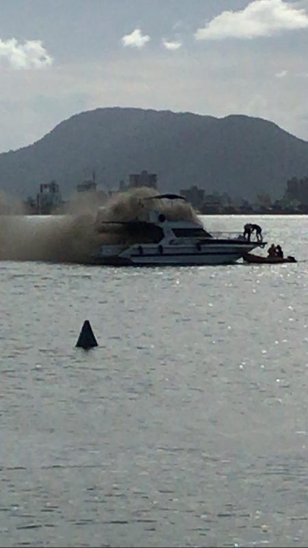 Lancha foi tomada por chamas e fuma&ccedil;a preta e densa – Foto: Divulga&ccedil;&atilde;o/CBMSC/ND