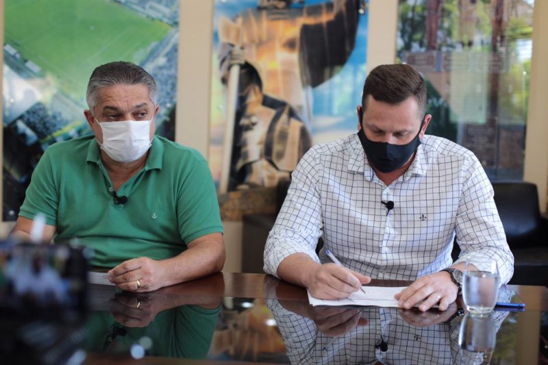 Prefeito Jo&atilde;o Rodrigues e o secret&aacute;rio adjunto da Sa&uacute;de, Jader Danielli – Foto: Leandro Schmidt/Prefeitura de Chapec&oacute;/Divulga&ccedil;&atilde;o/ND