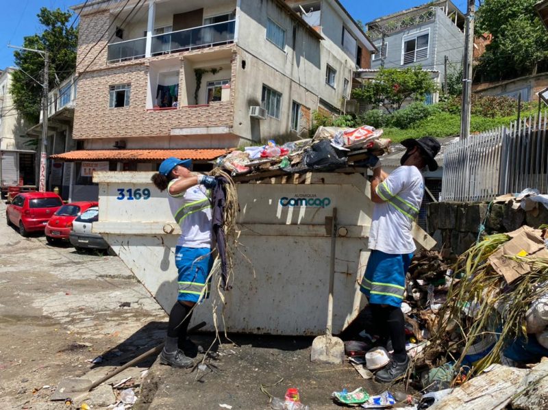 Trabalhadores da Comcap trabalham para normalizar a coleta de rejeitos na cidade – Foto: Maria Fernanda Salinet/ND