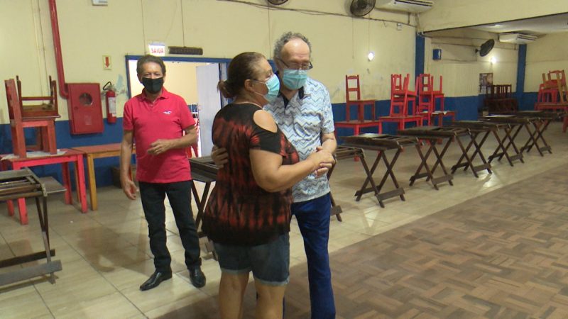Lourinho e Helena ensaiam passos ao som da música que fez a diferença na vida do casal – Foto: Alphonsus Stofelli/NDTV