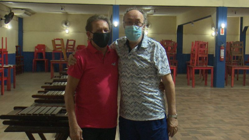 Junio abraça o amigo Lourinho, recuperado após ouvir a música da dupla – Foto: Alphonsus Stofelli/NDTV