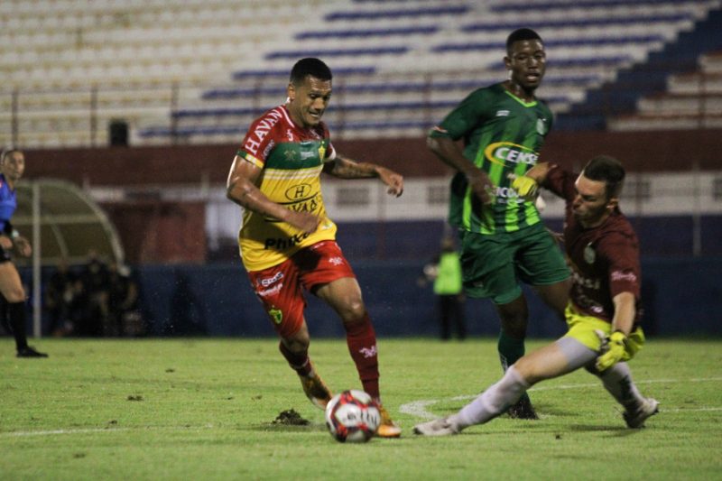 Thiago Alagoano tira o goleiro Martin, do Metropolitano e marca o gol do jogo &#8211; Foto: Lucas Gabriel Cardoso/Brusque FC