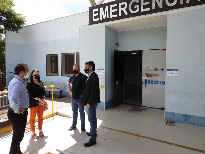 Secret&aacute;rio de Estado da Sa&uacute;de, Andr&eacute; Motta, esteve no hospital na tarde deste domingo (21). – Foto: Luciano Encarna&ccedil;&atilde;o/Prefeitura de S&atilde;o Miguel do Oeste/ND