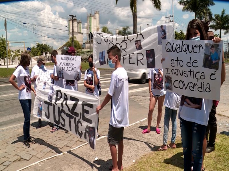 Fam&iacute;lia pede justi&ccedil;a por jovem de 16 anos morto pela PM em Itaja&iacute; – Foto: Elias Gotaski/NDTV