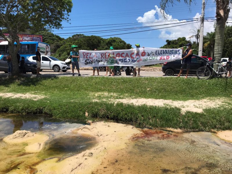 Manifestantes “abra&ccedil;am” a Lagoa da Concei&ccedil;&atilde;o em forma de protesto contra os impactos ambientais sofridos no local – Foto: Leo Munhoz/ND