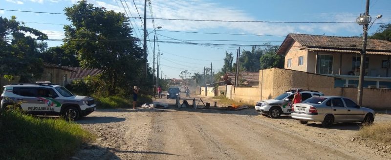 Cerca de 50 pessoas participaram da manifestação na manhã desta terça-feira (23) – Foto: Polícia Militar/ND