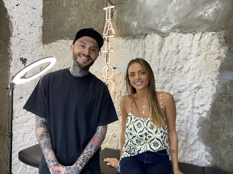 – Foto: Lucas Milk e Maria Alice no Estúdio de tatuagem dele