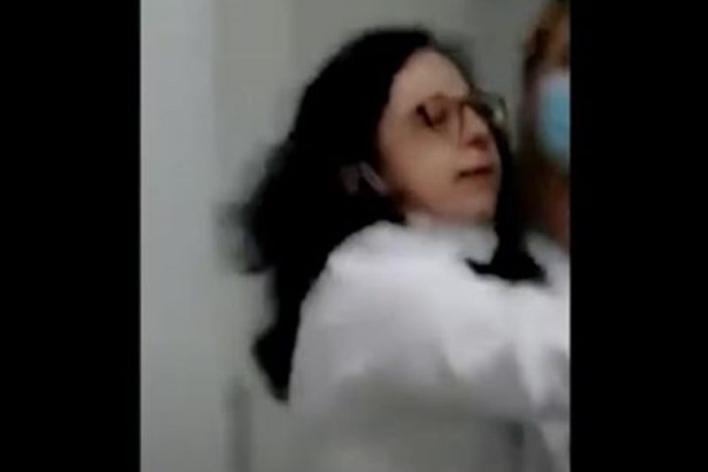 O hospital afastou a médica da função