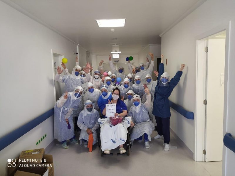 Profissional do HRO saiu da UTI ap&oacute;s 15 dias e foi recepcionada por colegas de trabalho – Foto: Divulga&ccedil;&atilde;o/ND