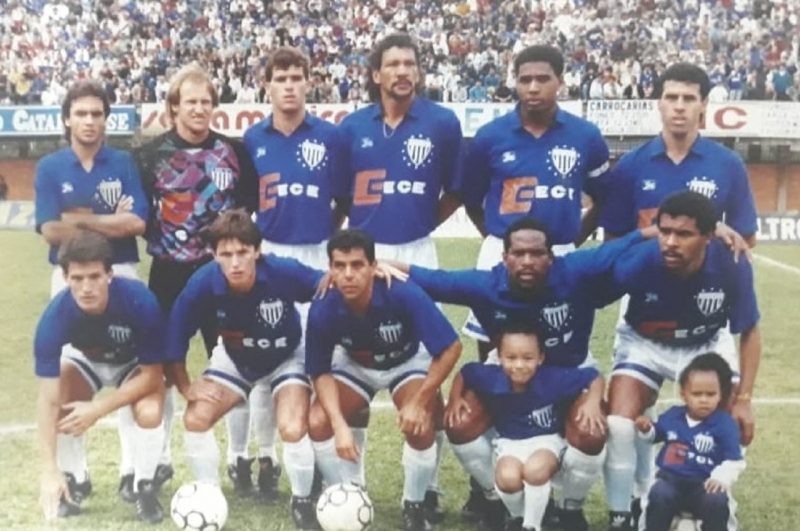 Equipe do Ava&iacute; na temporada de 1992, quando a Ressacada ainda n&atilde;o tinha passado por reformas que cobriram as arquibancadas ao fundo desta foto. Em p&eacute;: Netinho, Carl&atilde;o, M&aacute;rcio, Albeneir, Villas e Tito. Agachados: Gerson, Claudiomir, Belmonte, Adilson Heleno e Gilson – Foto: Acervo Jorge Cust&oacute;dio/ND