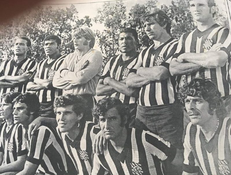 No ano de 1972, o Figueirense conquistou o t&iacute;tulo de campe&atilde;o estadual ap&oacute;s 31 anos. A &uacute;ltima conquista do alvinegro tinha sido l&aacute; no distante ano de 1941. Na foto est&atilde;o em p&eacute;: Moenda, Adairton, Ilo Pinga, Jailson e Vacaria. Agachados: Washington, Luiz Everton, Ti&atilde;o Marino, Quincas e Land. – Foto: Acervo Renato Americano/ND