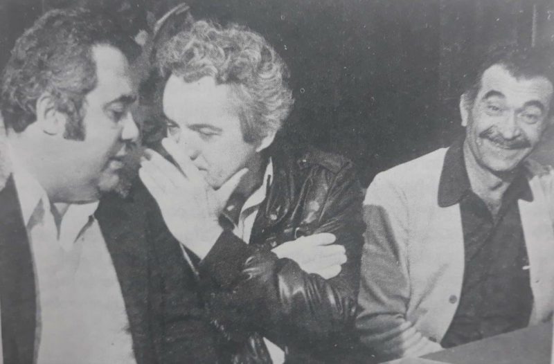 Num encontro de presidentes l&aacute; pelos anos 1980 para discutir a f&oacute;rmula de mais um campeonato estadual, o ex-presidente do Crici&uacute;ma, Antenor Angeloni, aparece cochichando algo no ouvido do ex-presidente do Figueirense, Luiz Carlos Bezerra. Ao lado aparece Jo&atilde;o Salum, ex-presidente do Ava&iacute; sorrindo. – Foto: (Acervo Paulo Fernando Lago/ND)