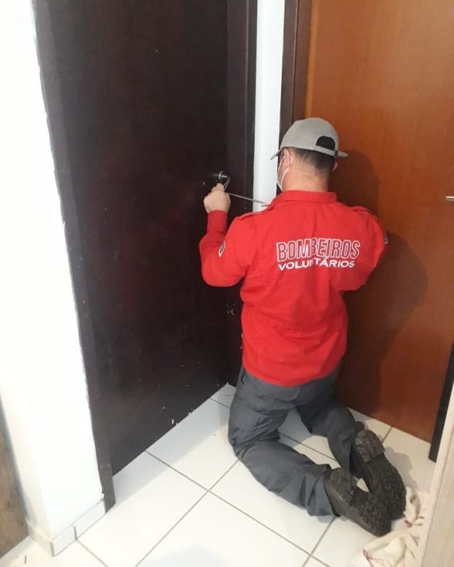 Segundo a m&atilde;e da crian&ccedil;a, ela descobriu que a menina tinha se trancado ap&oacute;s sair do banheiro – Foto: Bombeiros Volunt&aacute;rios de S&atilde;o Francisco do Sul/Divulga&ccedil;&atilde;o