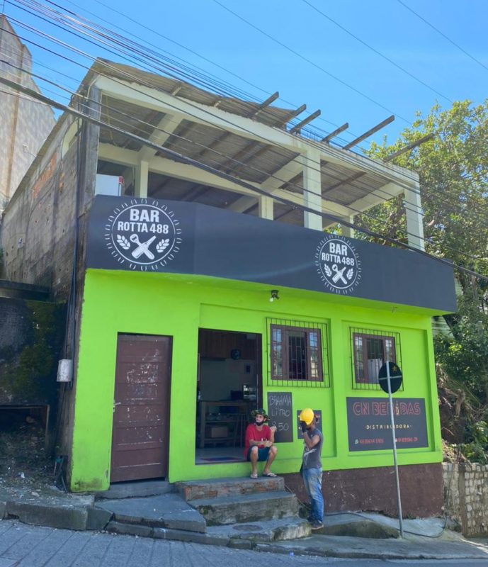 Jonathan Vander, de 22 anos, conta que o acúmulo de lixo e mal cheio quase em frente ao seu comércio prejudica a movimentação de clientes, no bairro Serrinha – Foto: Maria Fernanda Salinet/ND
