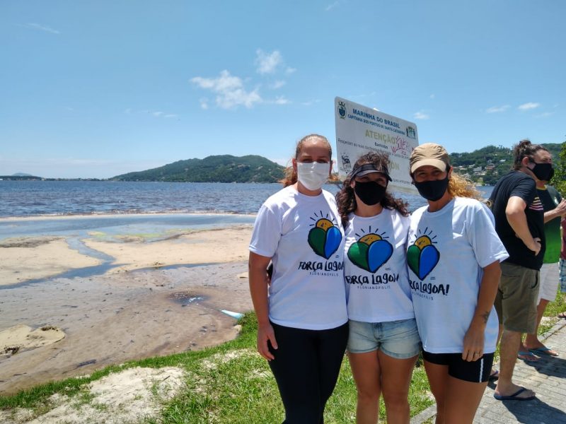 Tamiris Ara&uacute;jo (&agrave; esquerda), ao lado das bi&oacute;logas Lenize dos Santos e Juliana Troleis, afirma que a comunidade est&aacute; de luto e espera respostas sobre a situa&ccedil;&atilde;o da Lagoa da Concei&ccedil;&atilde;o – Foto: Bruna Stroisch /ND