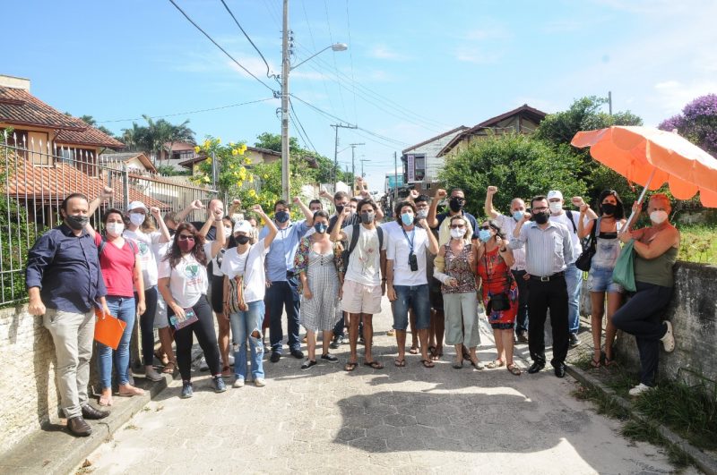 De acordo com a Defesa Civil, que mant&eacute;m o Centro de Opera&ccedil;&otilde;es na servid&atilde;o Manoel Luiz Duarte, 35 edifica&ccedil;&otilde;es foram afetadas e que 15 foram interditadas – Foto: Leo Munhoz/ND