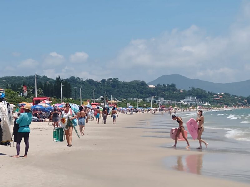 Para Karla, em Jurerê Internacional é difícil competir com os grandes clubes de praia – Foto: Bruna Stroisch/ND
