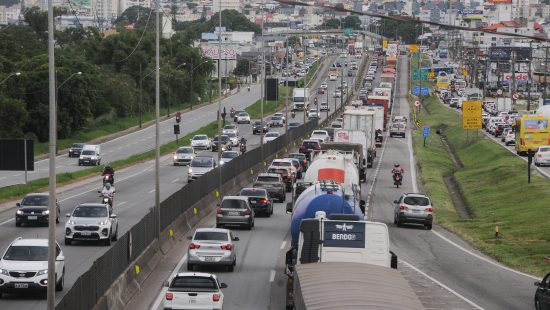 Carro de luxo é flagrado a 208 km/h na BR-101 em SC; velocidade é