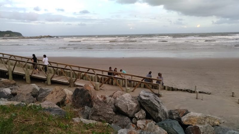 Utilização de faixas de areia das praias catarinenses está liberada desde que sem aglomeração nos dias de semana – Foto: Reprodução/ND