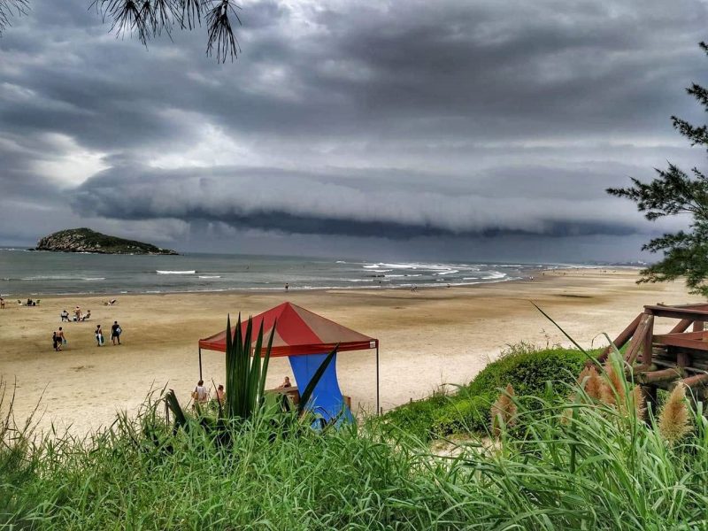 Praia com nuvem no céu