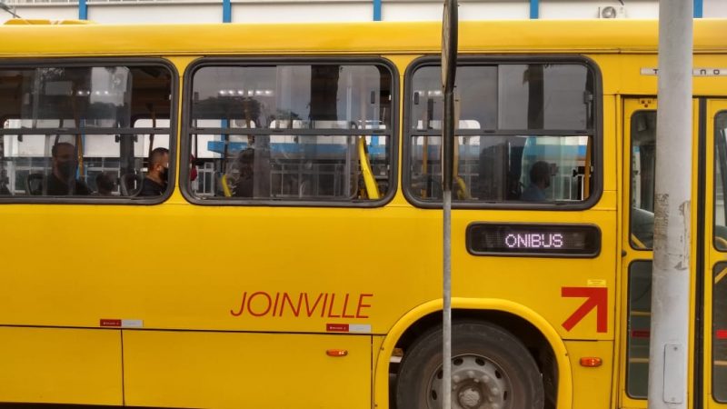 Veículos só circulam com menos de 20 passageiros e medida provoca “filas” – Foto: Jonathan Rocha/NDTV
