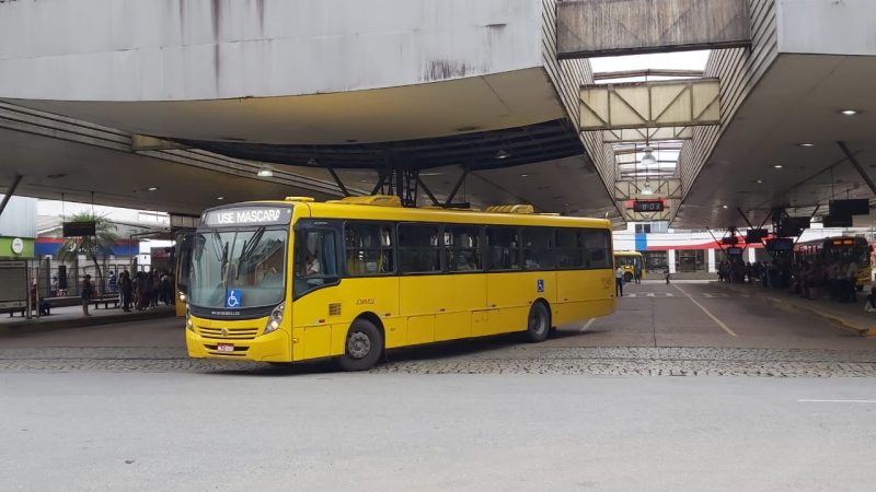 Medida iniciou na manhã desta quinta-feira (25) e plataformas ficaram lotadas de usuários à espera dos ônibus – Foto: Kelly Borges/NDTV