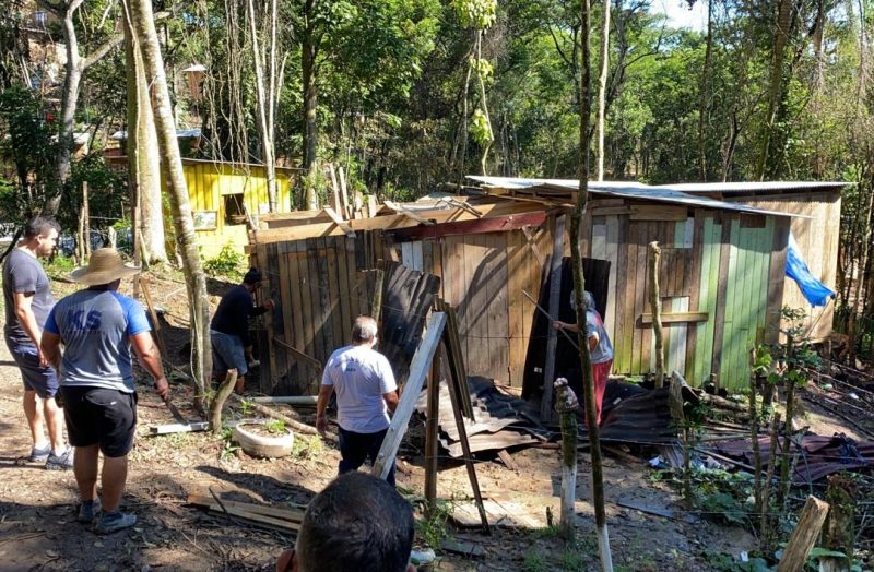 Casebres em constru&ccedil;&atilde;o foram demolidos em terreno particular – Foto: PMSJ/Divulga&ccedil;&atilde;o/ND