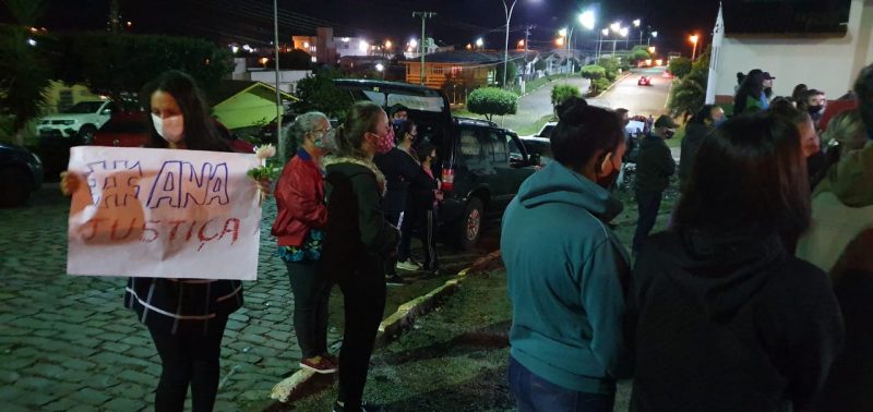 Manifestantes andavam com cartazes pedindo por justiça, em Campo Belo do Sul