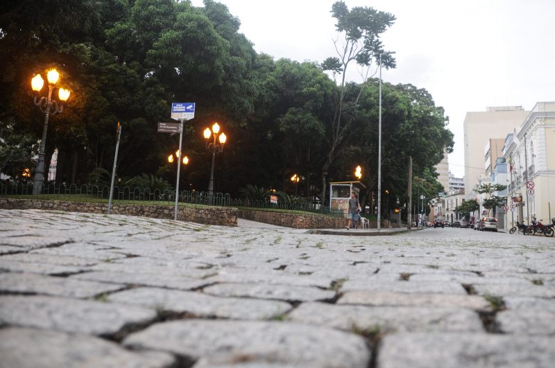 Retirada parcial de paralelep&iacute;pedos do entorno da Pra&ccedil;a 15 provoca discuss&atilde;o em Florian&oacute;polis – Foto: Leo Munhoz/ND