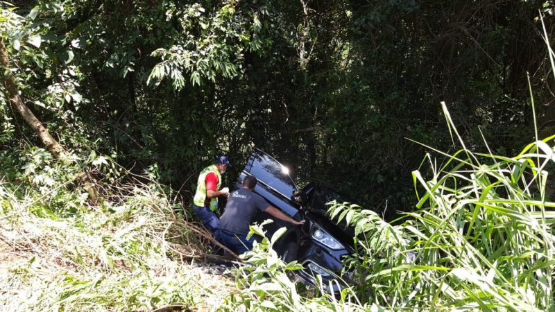 Com o impacto um dos carros foi jogado para fora da pista e caiu em um barranco. – Foto: Corpo de Bombeiros/Divulga&ccedil;&atilde;o