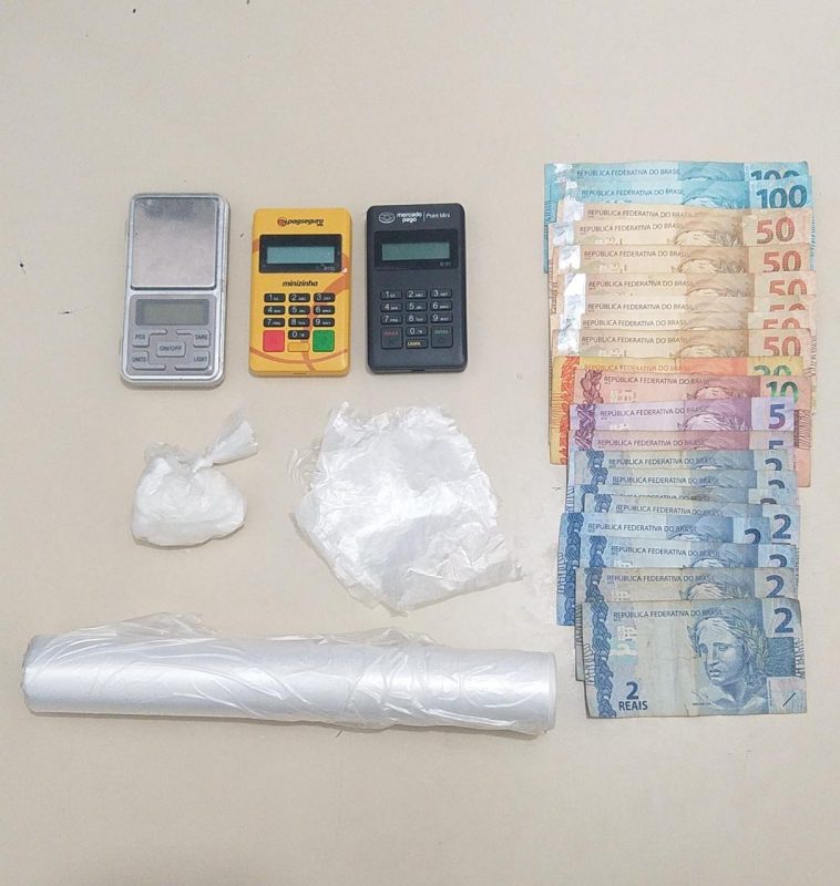Homem é preso com cocaína, dinheiro e máquina de cartão – Foto: PMSC/divulgação