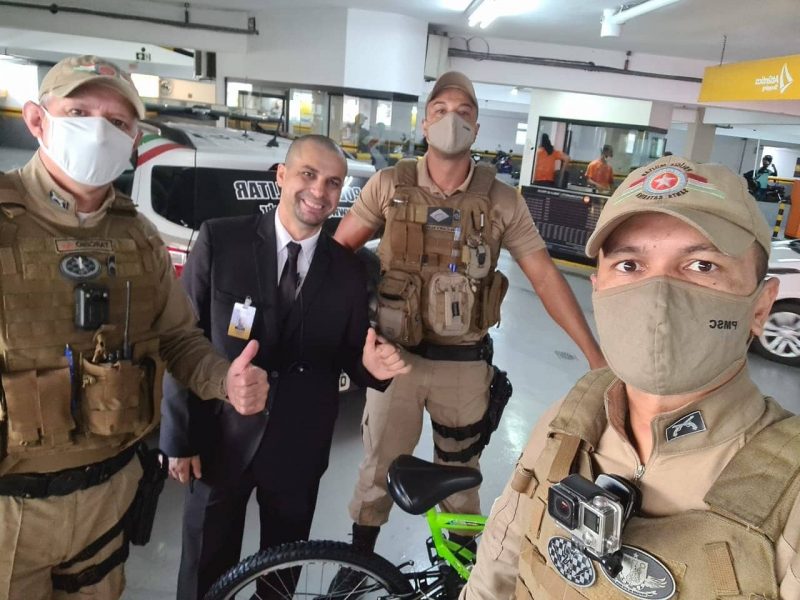 PMs doam bicicleta para vigilante que caminhava 14 Km para trabalhar – Foto: Reprodu&ccedil;&atilde;o/ND